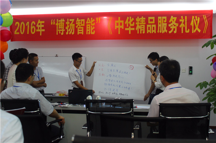 圖為金鷹隊(duì)在展示自己隊(duì)名、口號(hào)、隊(duì)歌、隊(duì)旗。